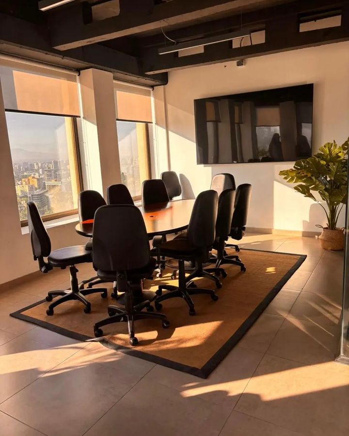 Oficina Torre Santa María, excelente conectividad — Providencia