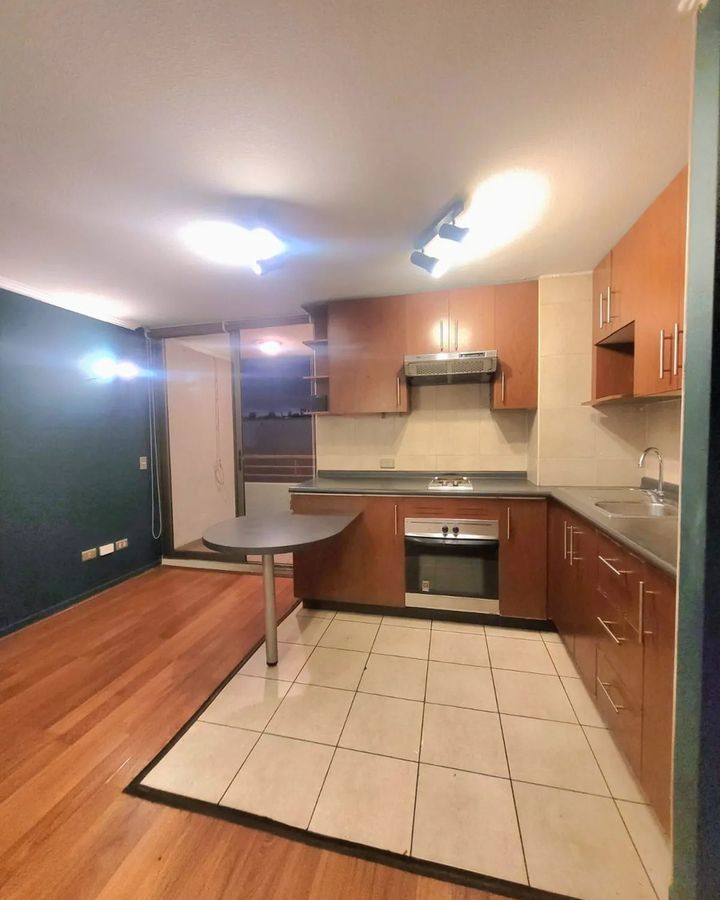 Metro Santa Isabel 1d+escritorio+1baño, edificio con piscina — Santiago
